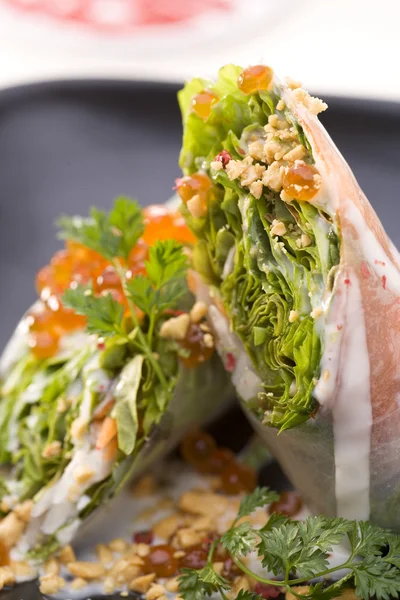 Rollos de primavera crudos de salmón ahumado y camarones en el restaurante — Foto de Stock