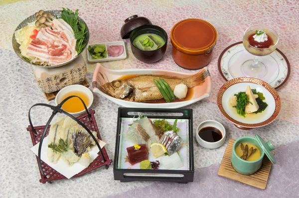 Lente banket kaiseki maaltijd met gestoofd grouper, verse Suhi, Mi — Stockfoto