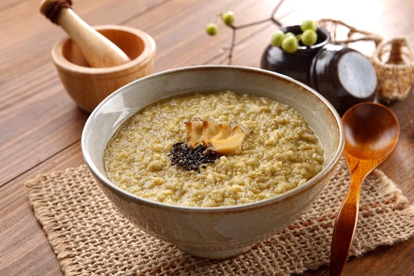 Masada zencefil ile kase içinde Jeonbokjuk Noodle