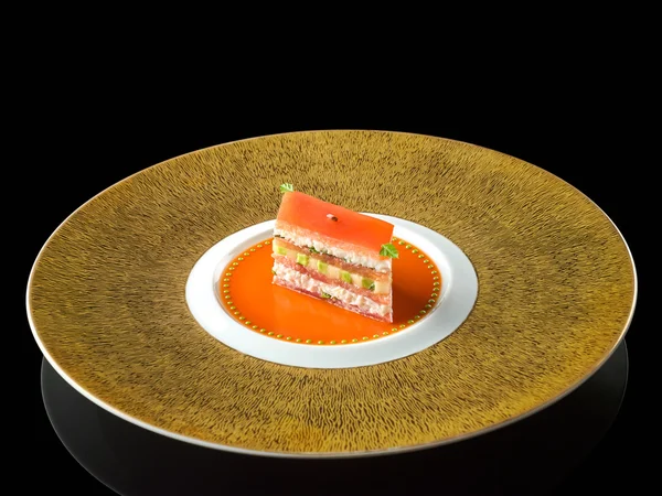 Rei caranguejo e tomate mille feuille com um coulis verjute — Fotografia de Stock