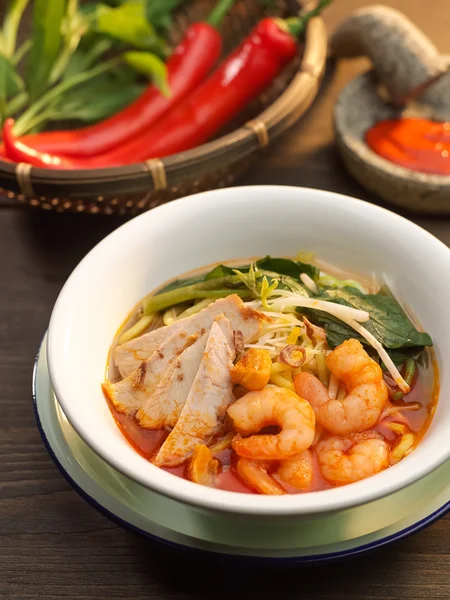 Пенанг Креветка Ми суп со свининой, овощами, красным чили и креветками — стоковое фото