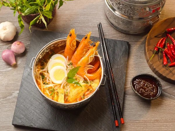 Karides çorbası laksa, yumurta, Filiz, soğan, sarımsak, biber sosu ile 