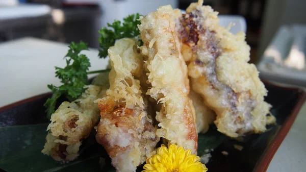 Japonês Anago Tempura de peixe e legumes em prato preto em r — Fotografia de Stock