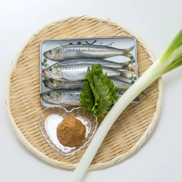 新鲜的原料沙丁鱼多春鱼与洋葱、 芥末上竹 t — 图库照片