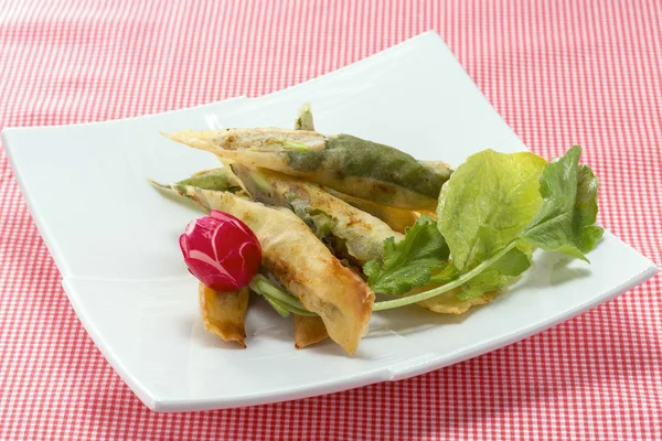 Tempura de carne de camarón con rábano rojo fresco y repollo en el hueso — Foto de Stock