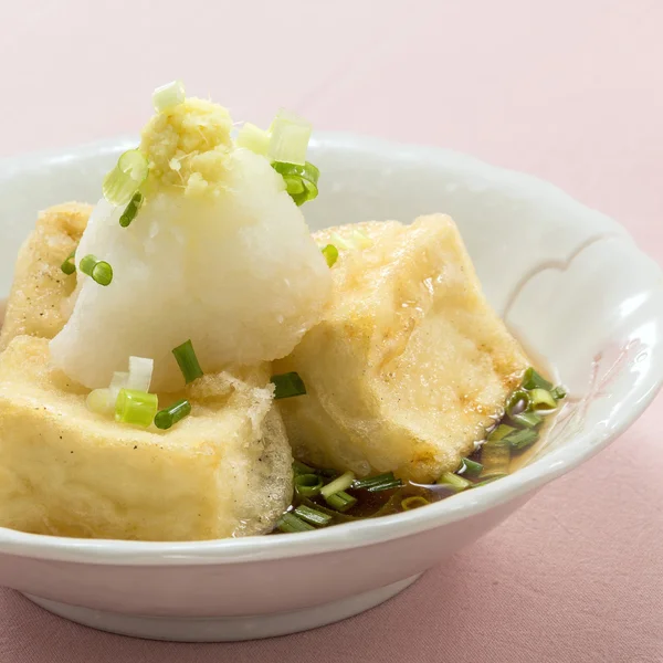 Smažené tofu s cibulovou omáčkou na bílé mísy — Stock fotografie