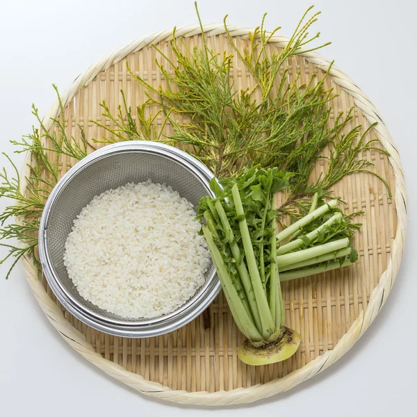 Рис с белыми листьями редьки и травами на бамбуковом подносе — стоковое фото