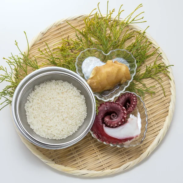 Рис со свежим сырым осьминогом и соус с травами на бамбуковом подносе — стоковое фото