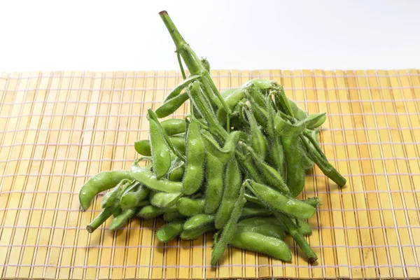 Fresh raw green soy bean on bamboo tray background — Stock Photo, Image