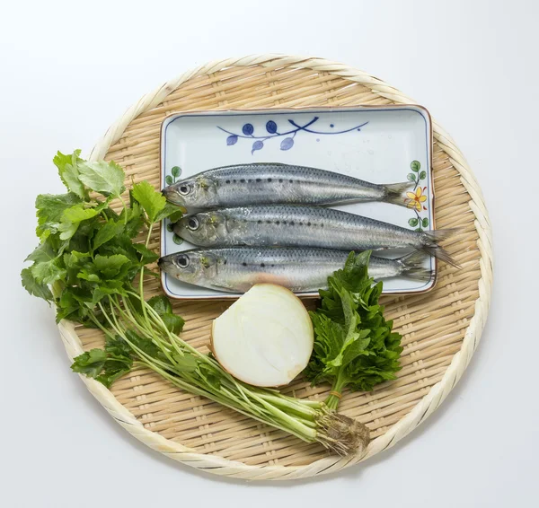 新鲜的原料沙丁鱼鱼孜然香草与竹托盘上的洋葱 — 图库照片