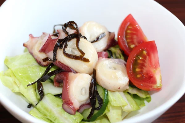 Färsk bläckfisk sallad med sallad, tomater och tång i vitt — Stockfoto