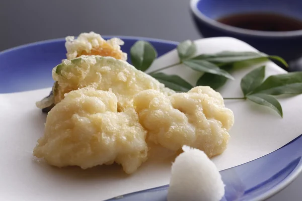 Tempura di verdure impanate fritte su piatto bianco — Foto Stock