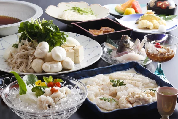 Столовая с рыбой феш, мясом, овощами, морепродуктами и в — стоковое фото