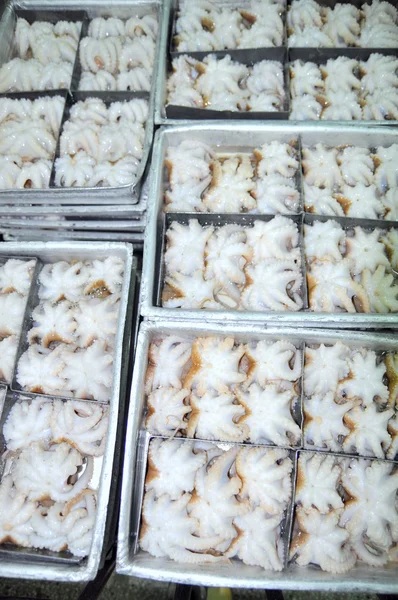 Octopus raw material is ready to be frozen in tray in a seafood factory in Vietnam — Stock Photo, Image