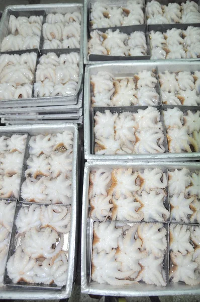 Materia prima polpo è pronto per essere congelato in vassoio in una fabbrica di frutti di mare in Vietnam — Foto Stock