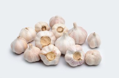 Beyaz arka planda sarımsak