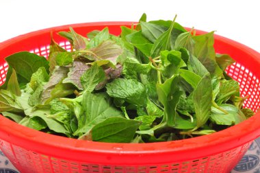 Beyaz bir arka plan üzerinde Vietnamca otlar çanak