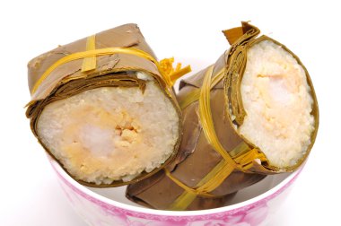 Vietnamca silindir yapışkan pirinç kek veya Banh'da Tet beyaz bir arka plan üzerinde