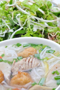 Topuz cha ca veya Vietnamca pirinç şehriye ızgara balık ve beyaz bir arka plan üzerinde otlar ile