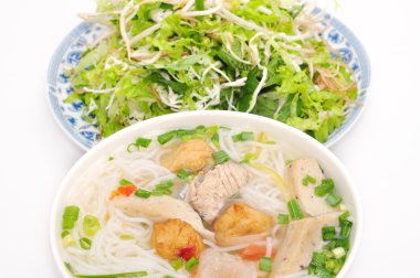 Topuz cha ca veya Vietnamca pirinç şehriye ızgara balık ve beyaz bir arka plan üzerinde otlar ile