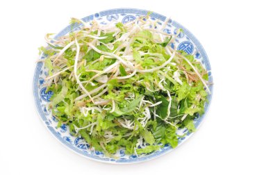 Beyaz bir arka plan üzerinde Vietnamca otlar çanak