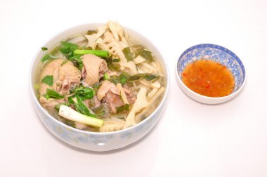 Topuz Mang Vit veya Vietnamca pirinç şehriye bambu sürgünleri ve ördek salatası ile