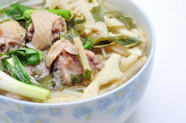 Topuz Mang Vit veya Vietnamca pirinç şehriye bambu sürgünleri ve ördek salatası ile