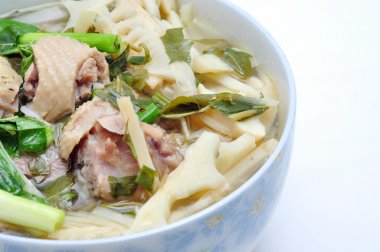 Topuz Mang Vit veya Vietnamca pirinç şehriye bambu sürgünleri ve ördek salatası ile