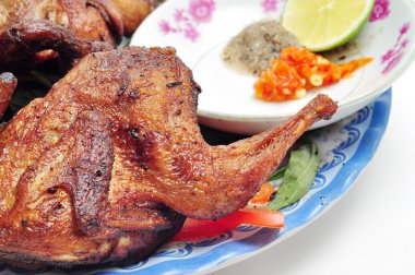 Vietnam beyaz bir arka plan üzerinde bıldırcın ızgara