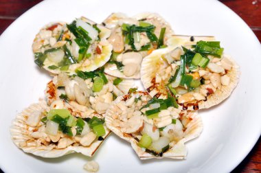 Beyaz çanak üzerinde ızgara tarak biftek