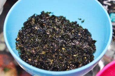 Bir kase içinde Kore kurutulmuş yosun