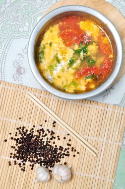 Vietnamca yumurta çorbası