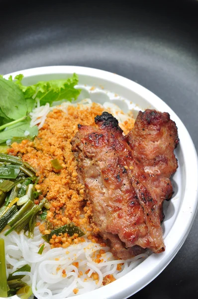 Vietnam beras vermicelli dengan daging babi panggang — Stok Foto