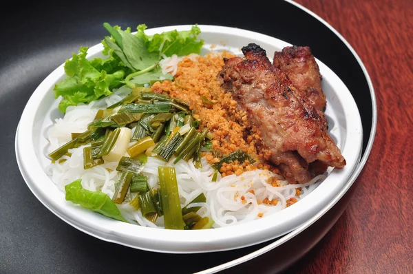 Vietnam beras vermicelli dengan daging babi panggang — Stok Foto