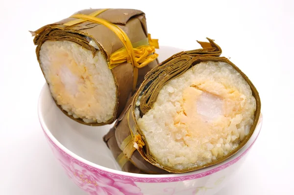 Vietnamesische zylindrische klebrige Reiskuchen oder banh tet auf weißem Hintergrund — Stockfoto