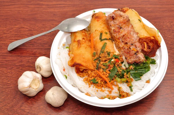 Vietnam Vermicelli dengan daging babi panggang atau Bun Thit Nuong — Stok Foto