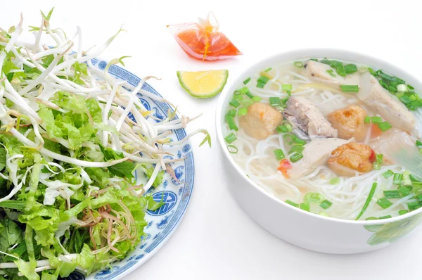 Bun cha ca o vermicelli de arroz vietnamita con pescado a la parrilla y hierbas sobre un fondo blanco — Foto de Stock