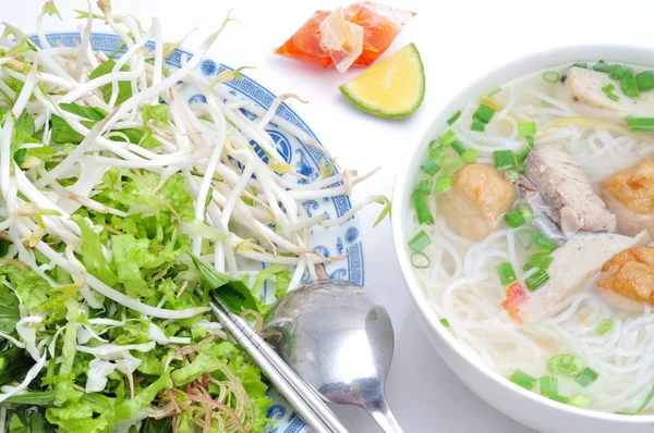 Bun cha ca o vermicelli de arroz vietnamita con pescado a la parrilla y hierbas sobre un fondo blanco —  Fotos de Stock