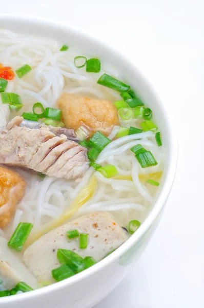 Bun cha ca o vermicelli de arroz vietnamita con pescado a la parrilla y hierbas sobre un fondo blanco — Foto de Stock