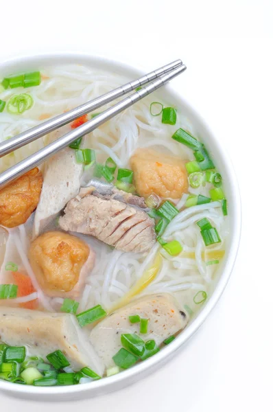 Bun cha ca o vermicelli di riso vietnamita con pesce alla griglia ed erbe aromatiche su fondo bianco — Foto Stock