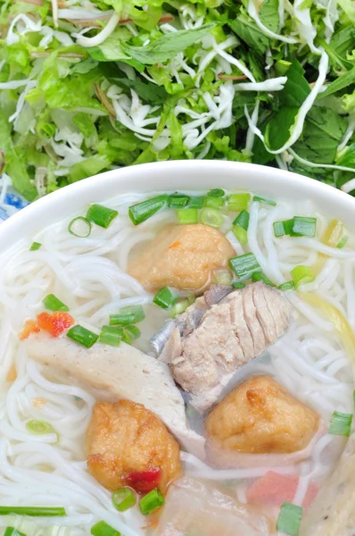 Bun cha ca o vermicelli de arroz vietnamita con pescado a la parrilla y hierbas sobre un fondo blanco — Foto de Stock