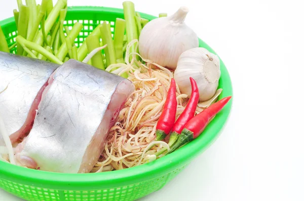 在厨房里一个白色背景的苏氏或越南鲶鱼 — 图库照片