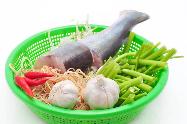 在厨房里一个白色背景的苏氏或越南鲶鱼 — 图库照片