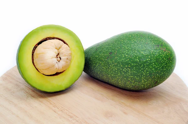 Avocado op de snijplank in een witte achtergrond — Stockfoto