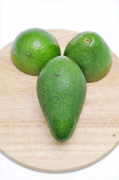 Avocado op de snijplank in een witte achtergrond — Stockfoto