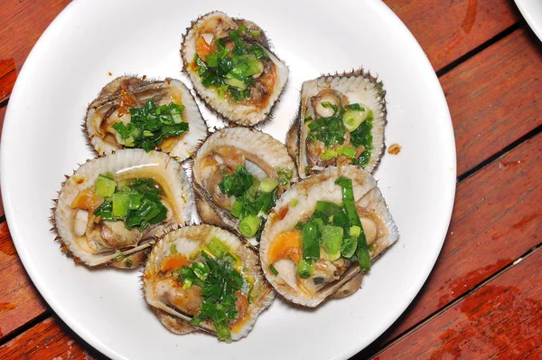 Filetes de concha a la parrilla en el plato blanco — Foto de Stock