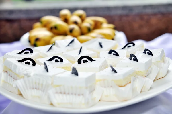 Weiße Sahnetorte mit Schokolade — Stockfoto