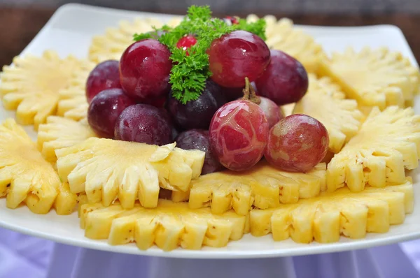 Maträtt av tropiska frukter — Stockfoto