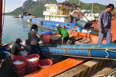 DAO, Vietnam - 2 Temmuz 2012 con: Yataklı vagon görevlilerine Vietnam Con Dao Adası yerel liman, tıraş buz vardır