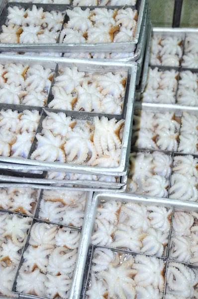 Octopus grondstof is klaar om te worden bevroren in lade in een schaal-en schelpdieren fabriek in Vietnam — Stockfoto